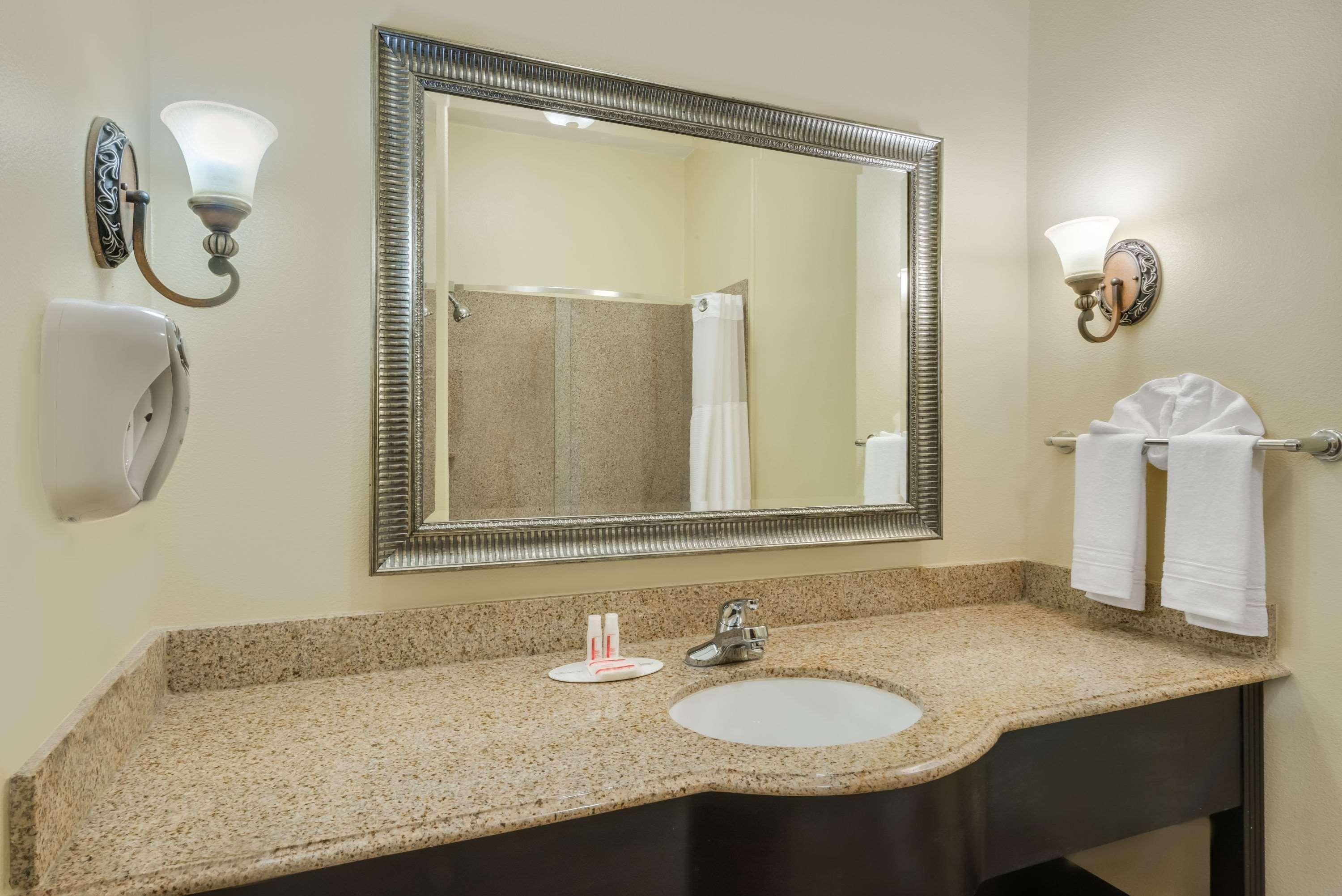 Super 8 By Wyndham Hidalgo At La Plaza Mall & Mcallen Airport Buitenkant foto