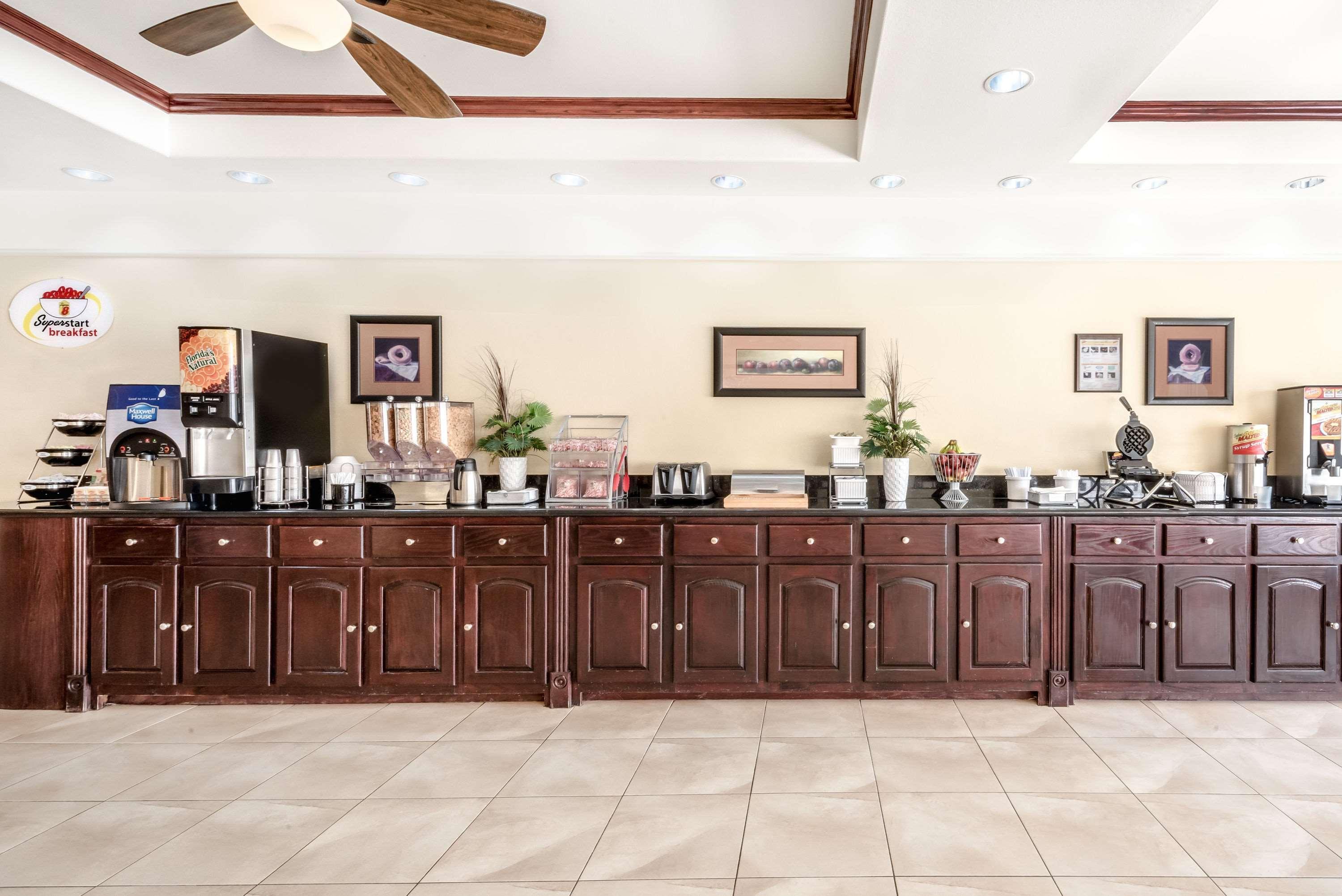 Super 8 By Wyndham Hidalgo At La Plaza Mall & Mcallen Airport Buitenkant foto