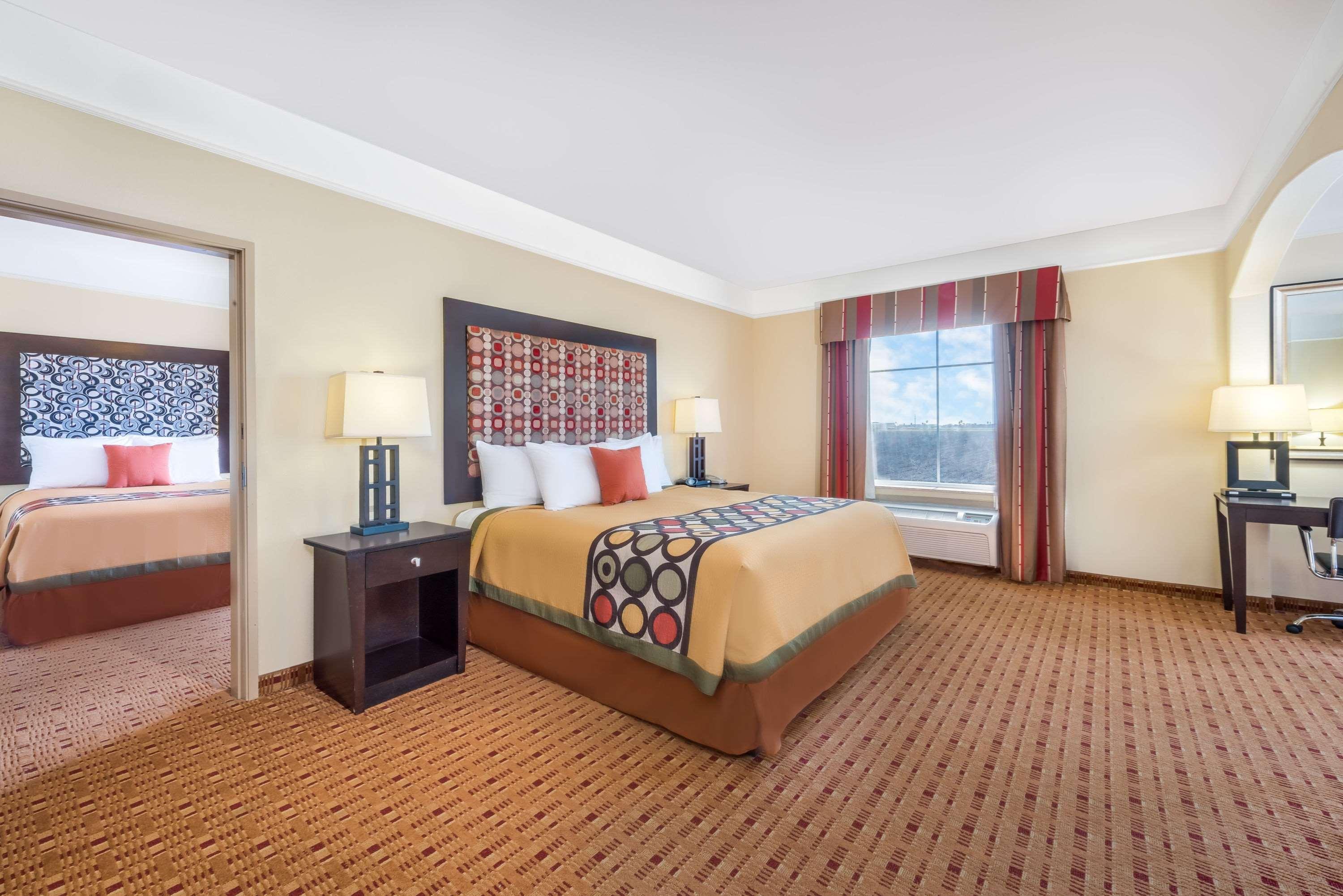 Super 8 By Wyndham Hidalgo At La Plaza Mall & Mcallen Airport Buitenkant foto