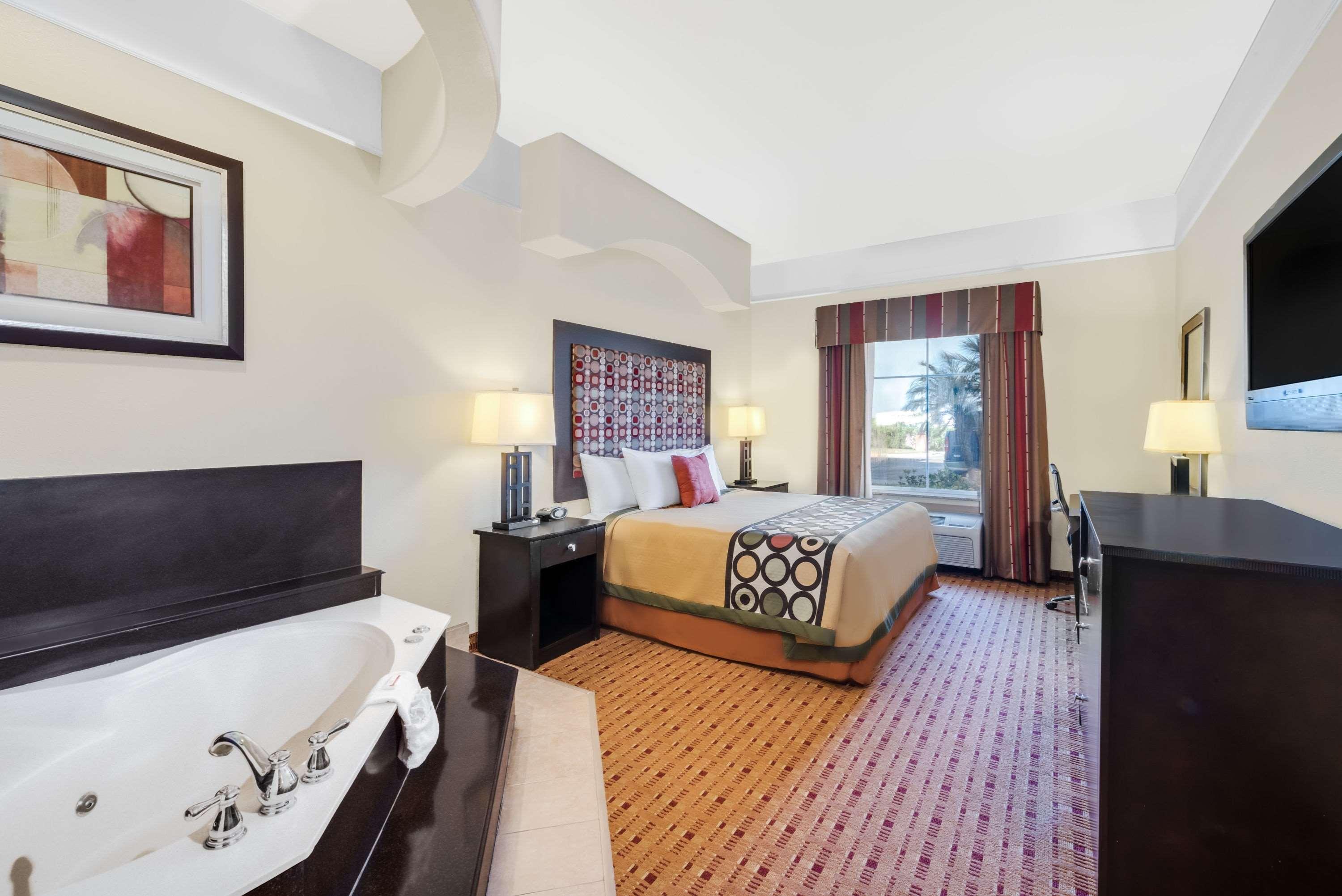 Super 8 By Wyndham Hidalgo At La Plaza Mall & Mcallen Airport Buitenkant foto