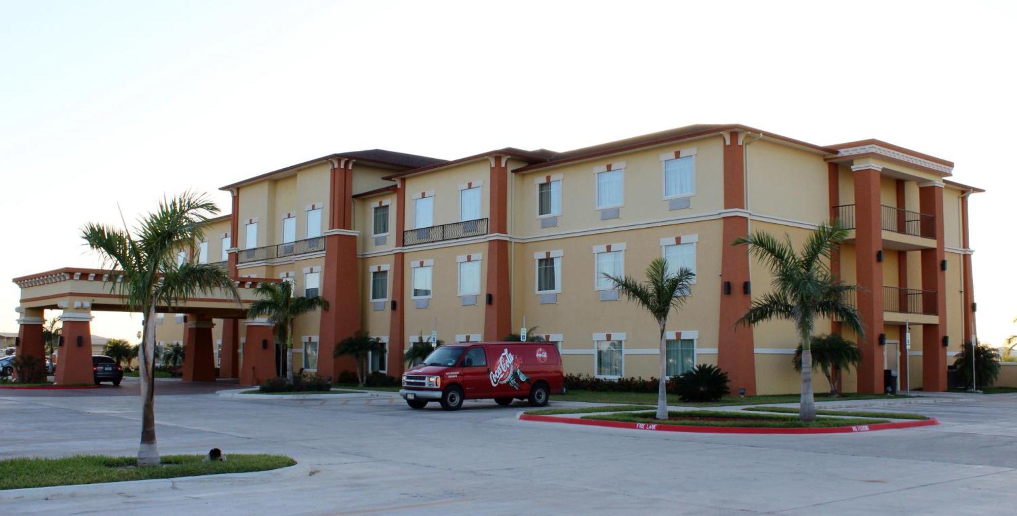 Super 8 By Wyndham Hidalgo At La Plaza Mall & Mcallen Airport Buitenkant foto