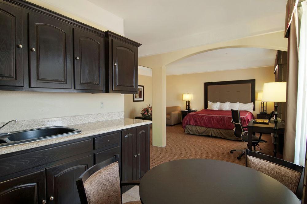 Super 8 By Wyndham Hidalgo At La Plaza Mall & Mcallen Airport Kamer foto