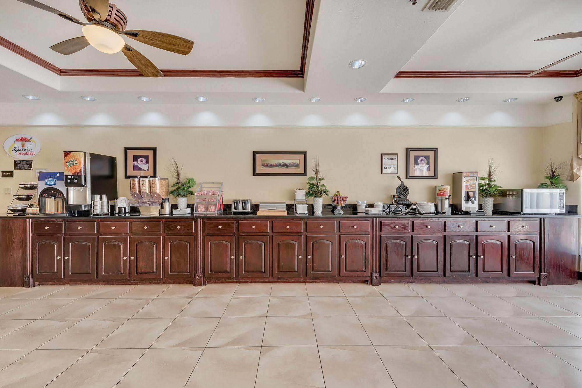 Super 8 By Wyndham Hidalgo At La Plaza Mall & Mcallen Airport Buitenkant foto
