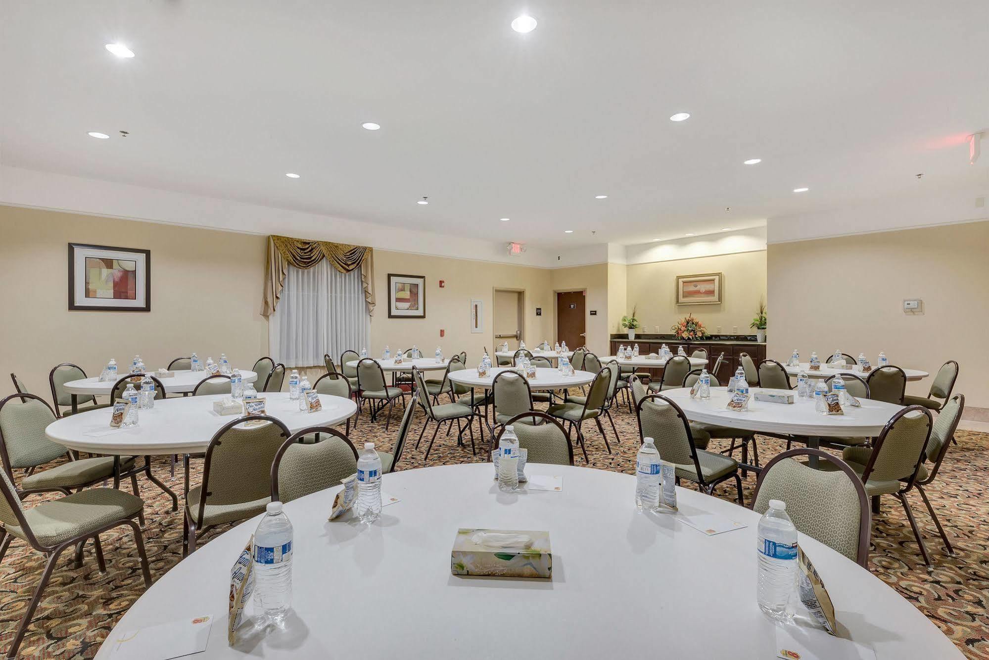 Super 8 By Wyndham Hidalgo At La Plaza Mall & Mcallen Airport Buitenkant foto
