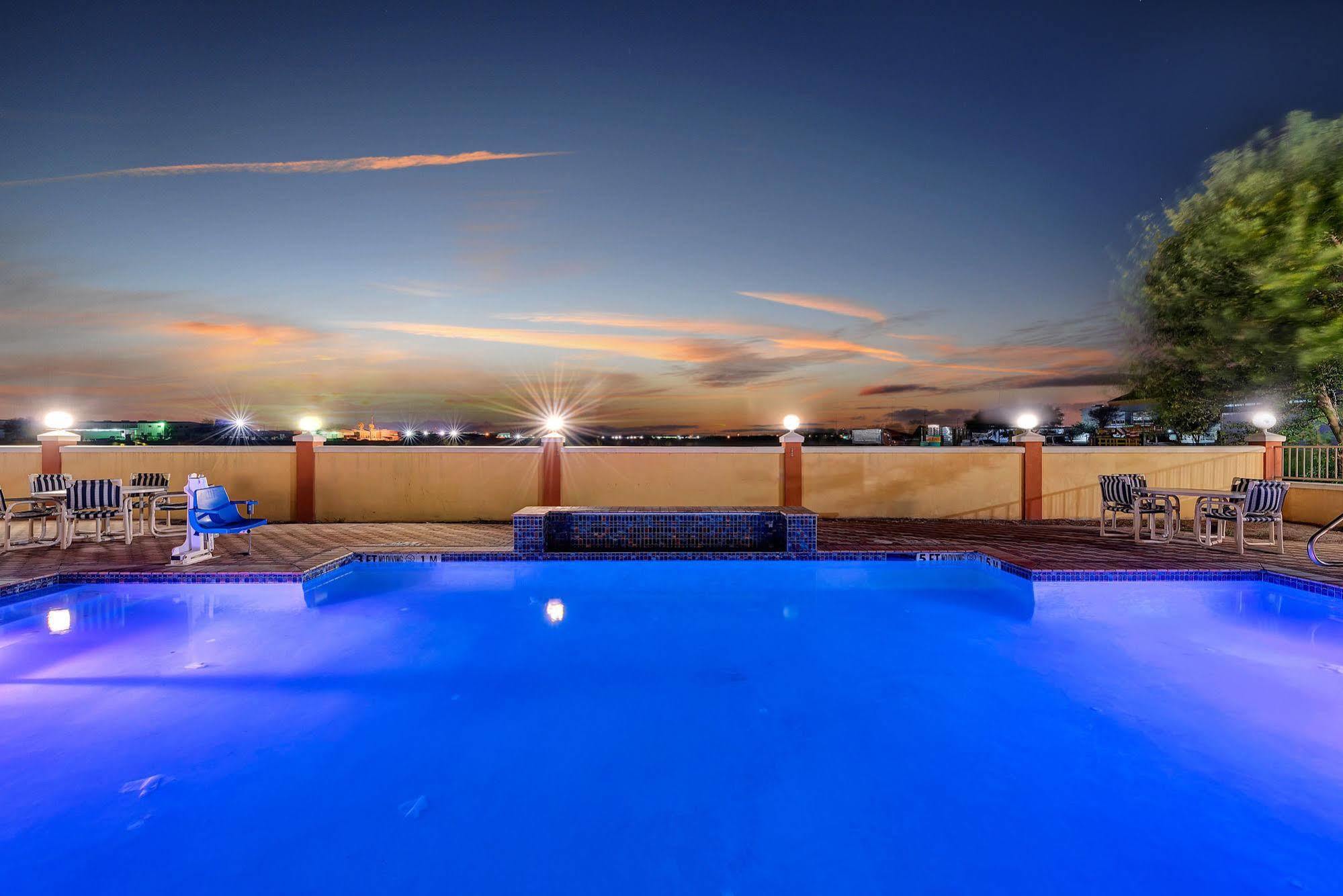 Super 8 By Wyndham Hidalgo At La Plaza Mall & Mcallen Airport Buitenkant foto