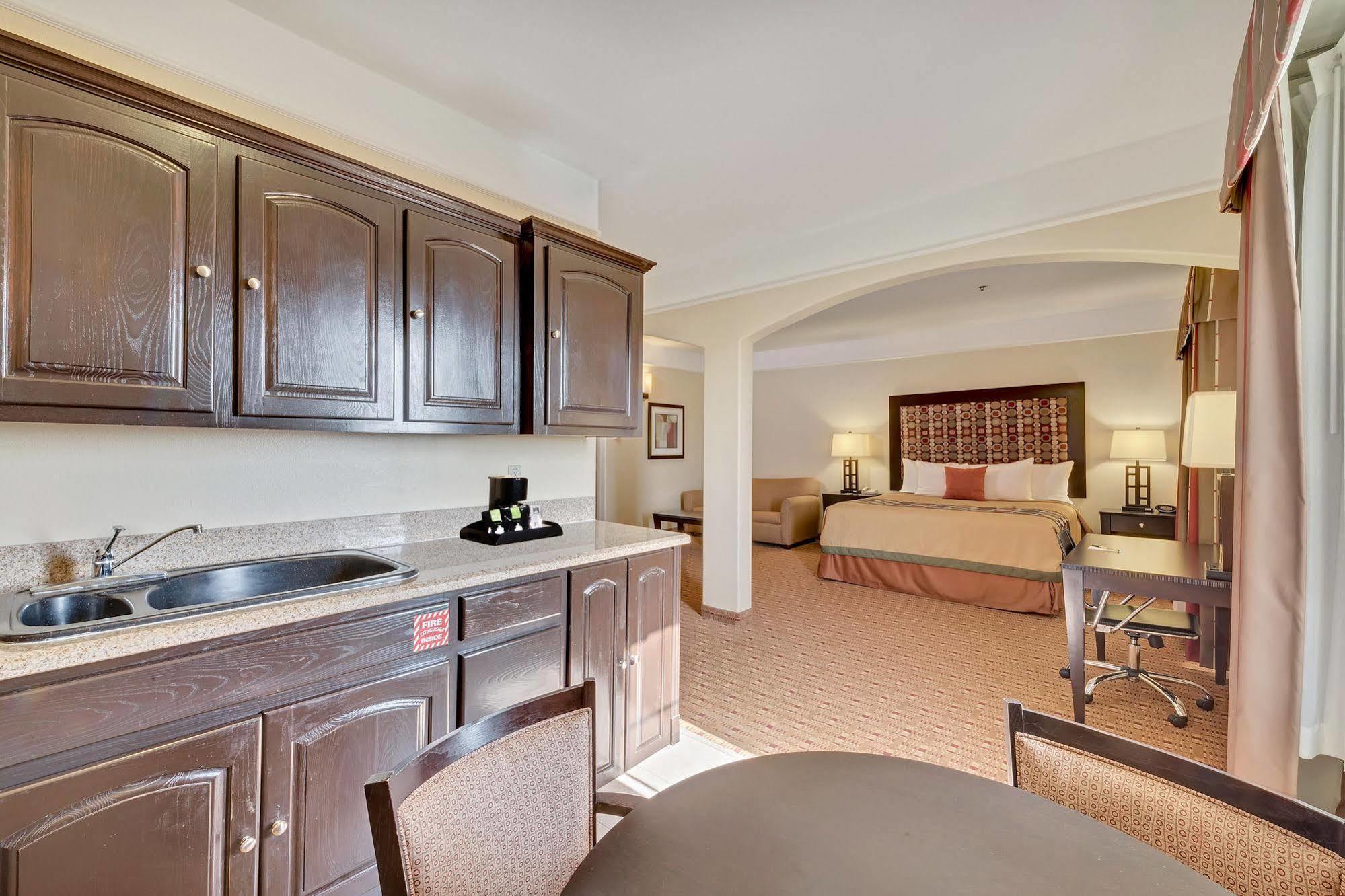 Super 8 By Wyndham Hidalgo At La Plaza Mall & Mcallen Airport Buitenkant foto